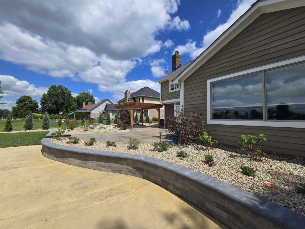 Plants Retaining wall Pergola Decorative rock